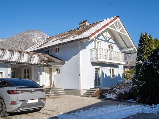 Haus mit Vorplatz, Garage & Carport