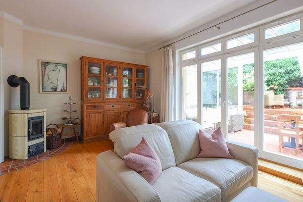 Wohnzimmer mit Terrassenzugang.jpg