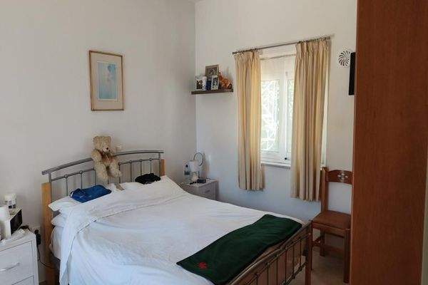 Kreta, Kalamitsi Amigdali: Charmantes kretisches Haus mit privatem Olivenhain und Bergblick zu verkaufen