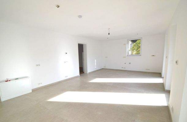 weitere Teilansicht Wohn-/Essbereich mit Zugang...