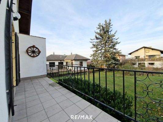 Terrasse mit Blick in den großen Garten