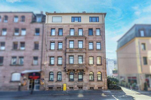 Gepflegte Vorderseite des Gebäudes mit eindrucksvoller Bauweise