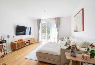 Lichtdurchflutetes Wohnzimmer mit Wohlfühlambiente