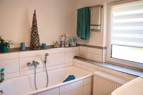 Badezimmer mit Dusche und Wanne