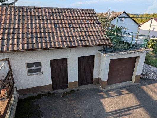 Nebengebäude und Garage 4