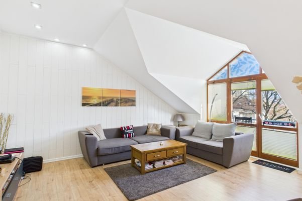 Wohnzimmer mit Balkon
