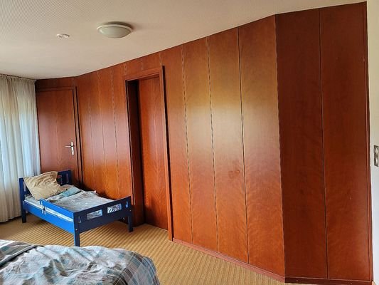 Elternschlafzimmer- begehbarer Kleiderschrank.jpg