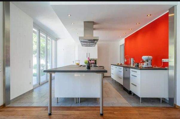 Moderne Küche mit Stil und Komfort