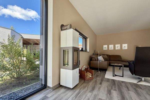 Wohnzimmer mit Kamin