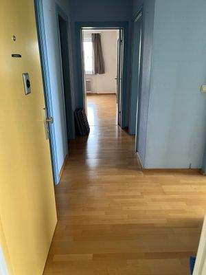 2. Großzügiger Eingangsbereich und Flur.jpg