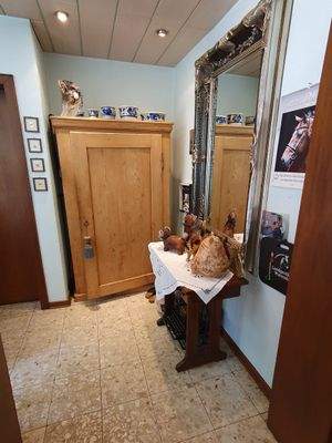 Geschmackvoll eingerichteter Wohnraum