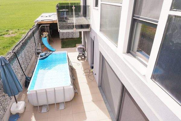 Terrasse mit Pool