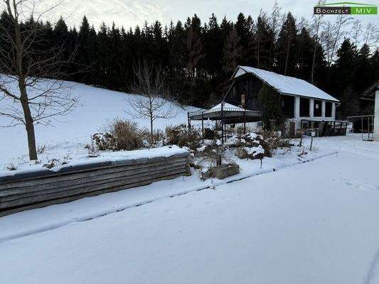 Pavillion mit dahinterliegendem Stallgebäude