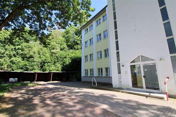 Blick zu den Carports