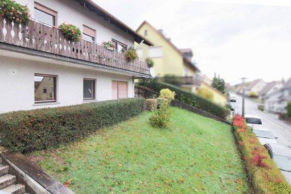 Hausansicht mit Vorgarten