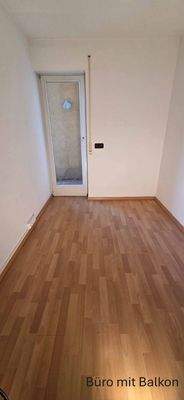 Bürozimmer mit kleinem Balkonaustritt