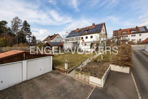 Südansicht des Hauses und des herrlichen Gartens mit großer Zufahrt und Doppelgarage - 2 zusätzliche Stellplätze vorhanden -                             Carport möglich