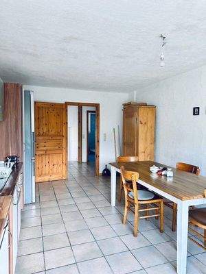 Die geräumige Küche mit Essbereich