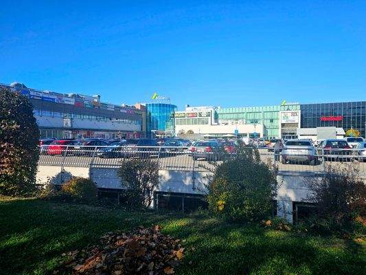 nur ca. 150m vom Einkaufszentrum Südpark entfernt!