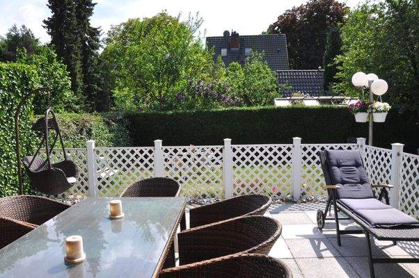 Terrasse mit Blick in den Garten