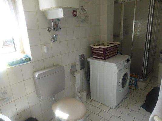 Badezimmer mit Dusche im EG