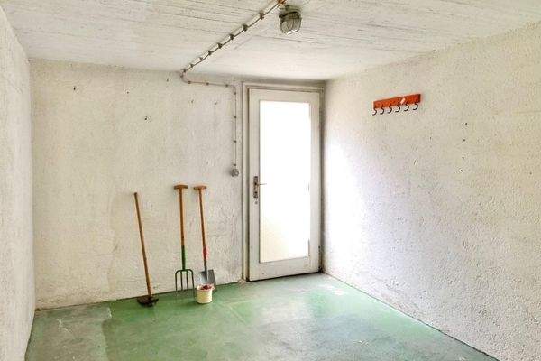 Kellerraum mit Zugang zum Garten