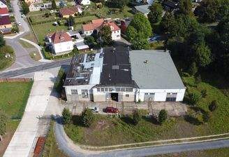 Blick auf die Hallen