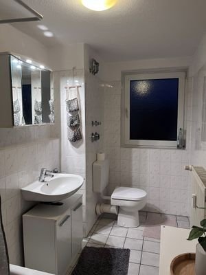 Badezimmer (Waschbecken, Toilette).jpg
