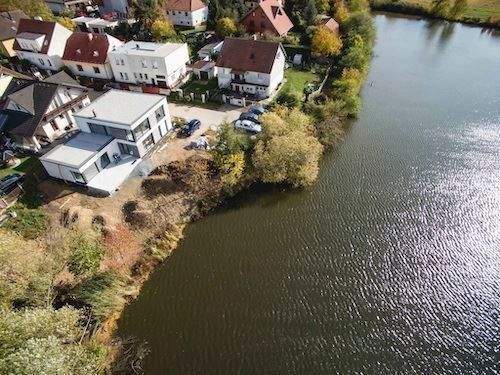 Lauftaufnahme Anwesen mit See