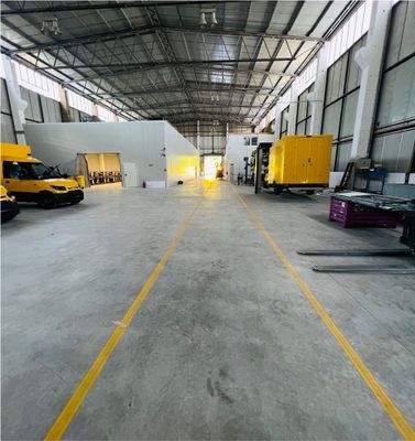 Innen Lagerhalle.jpg