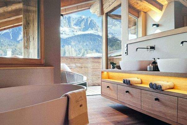 Das Master-Badezimmer mit freistehender Badewanne 