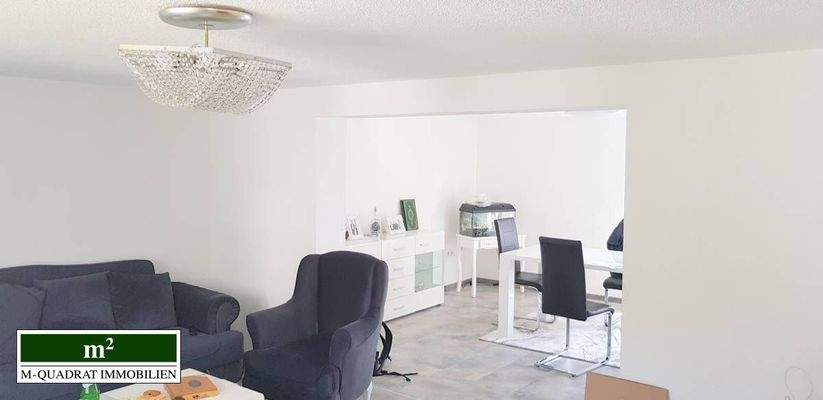 Wohnzimmer mit Blick ins Esszimmer OG