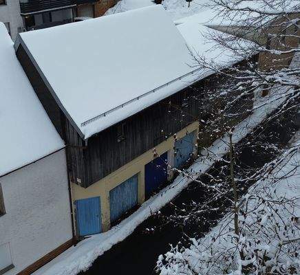 Nebengebäude mit Garagen