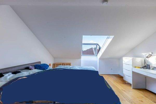 Zimmer im OG mit Fenster/Balkon