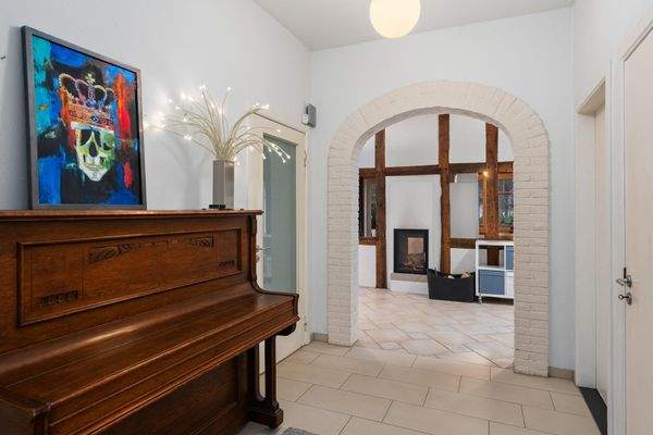 Flurbereich neben der Eingangsdiele, von dem drei Wohn- und Schlafzimmer, ein Bad und der HWR abgehen.