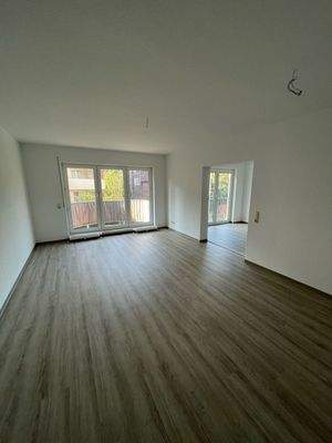 Wohnzimmer mit offener Küche