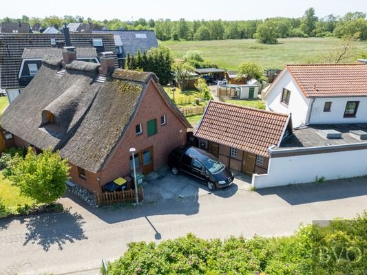 Anwesen mit Parkflächen auf dem Grundstück