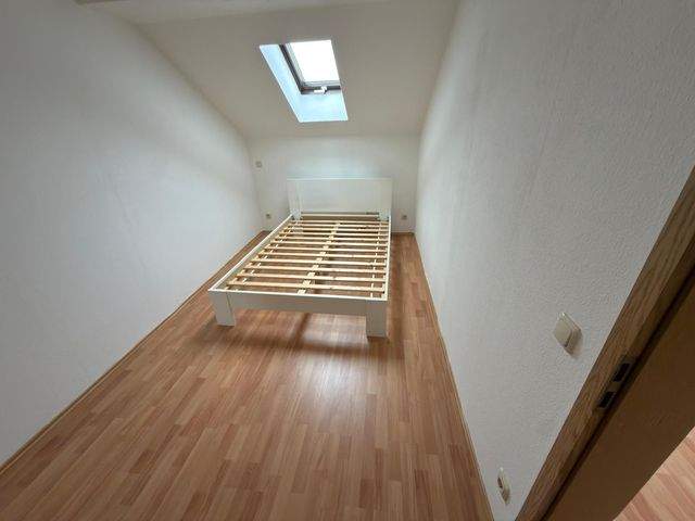 Helle 2 Raum Dachgeschosswohnung mit Einbauküche und weiteren Möbeln - Photo 3