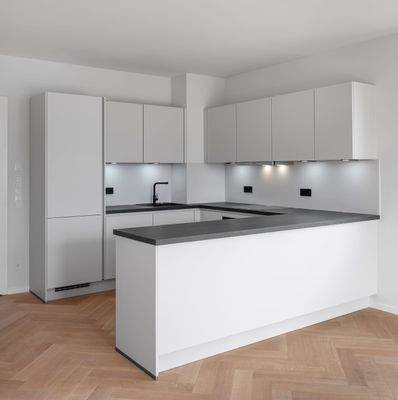 Moderne Küche mit Insel