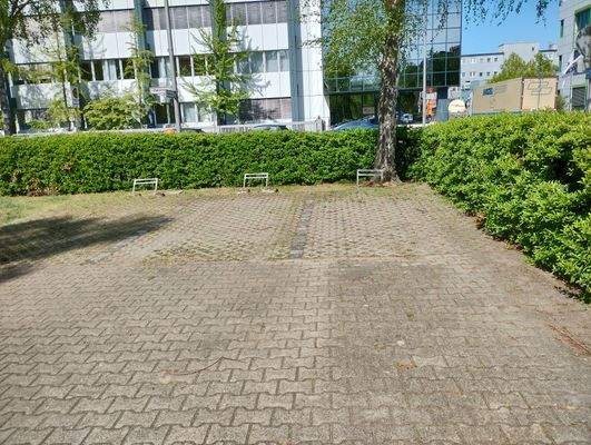 Stellplatz rechts (gehört zur Whg)