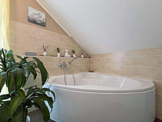 DG Badezimmer: Große Eckbadewanne für entspannte Auszeiten nach langen Tagen