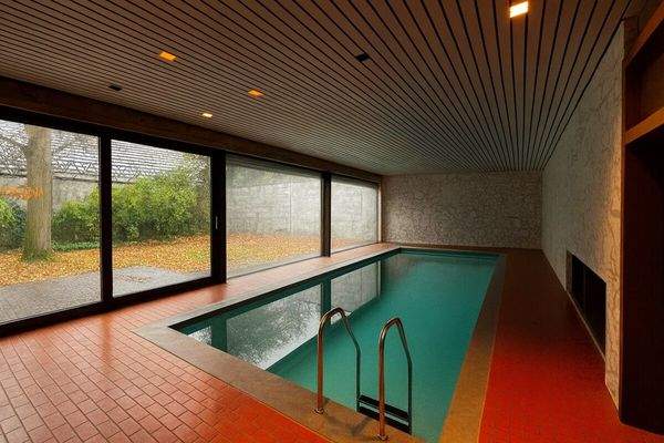 Innenpool mit Ausblick auf den Innenhof