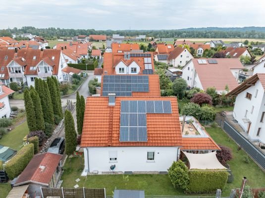 Hausansicht - West mit PV-Anlage