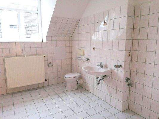 gefliestes Bad mit Wanne, Dusche, Fenster