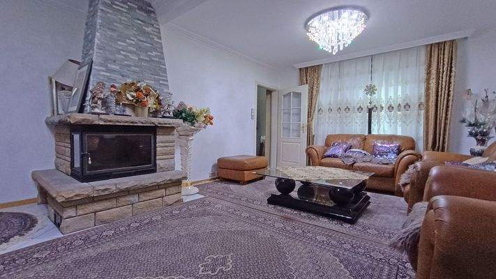 Wohnzimmer mit Kamin