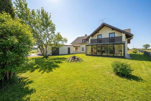 Hausansicht Südseite mit Garten - Sommer