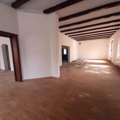 Leerer Raum mit Holzboden