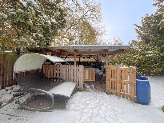 Überdachte Gartenlounge