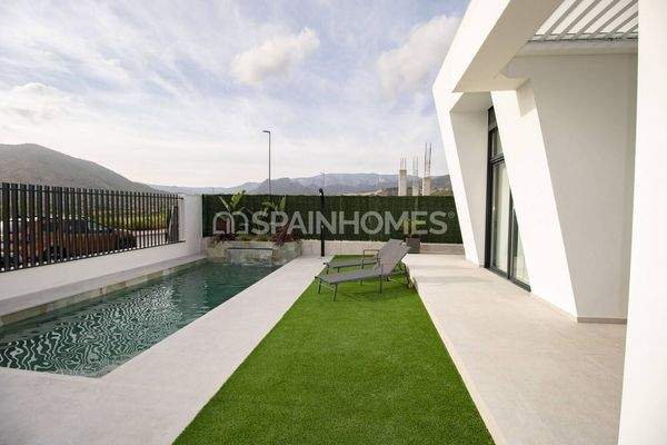 Detached Villas with Sea and Mountain Views in Alicante