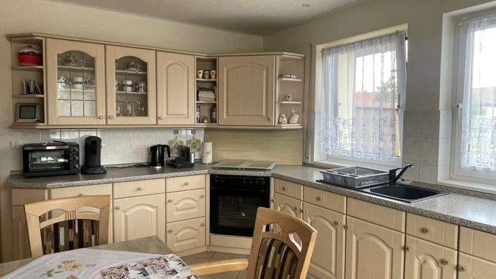 Küche mit Einbauküche